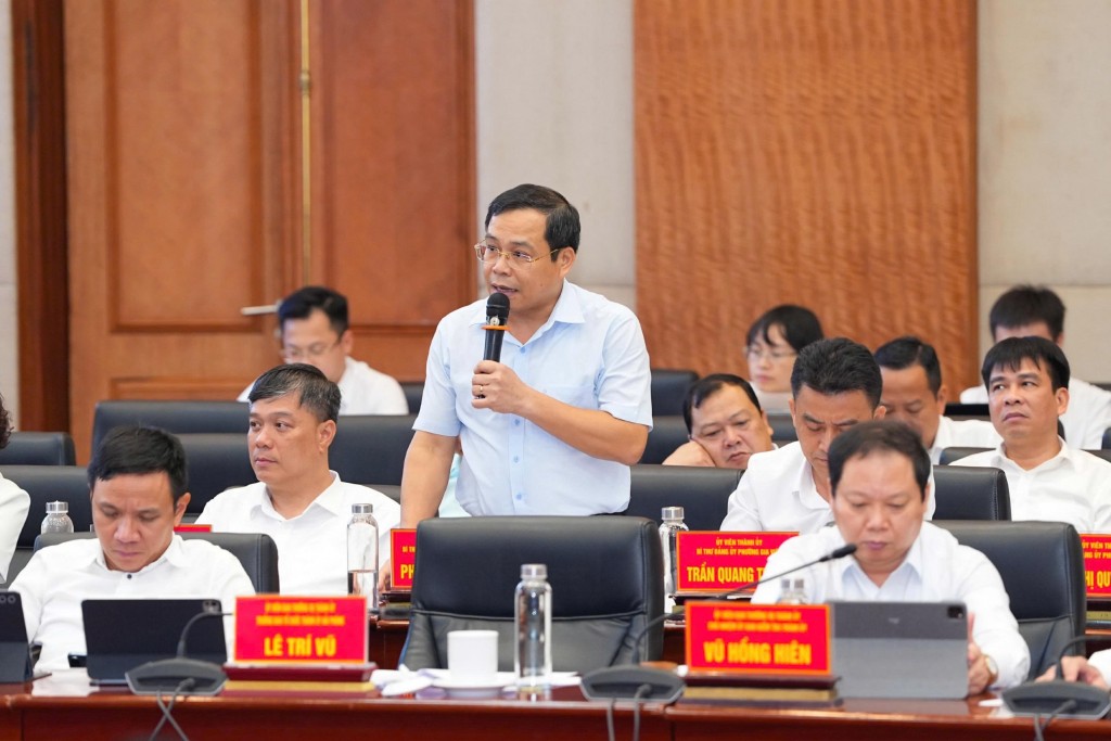 Đồng chí Phạm Hưng Hùng, Bí thư Đảng uỷ phường Thuỷ Nguyên phát biểu tại Hội nghị.