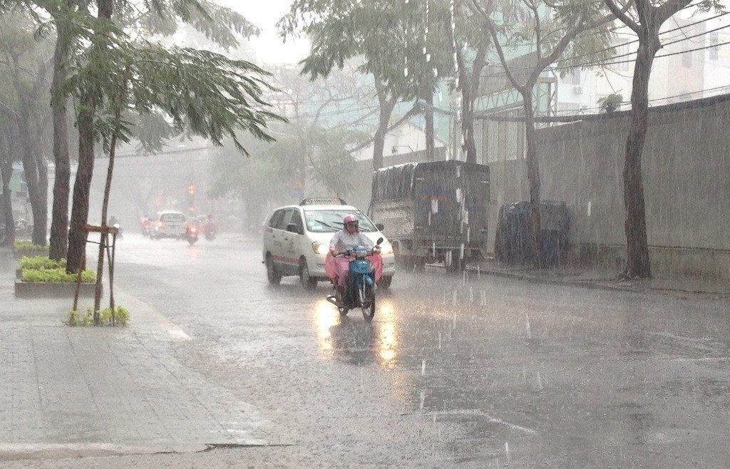 Mưa dông diễn ra ở nhiều nơi, cảnh báo sét và lốc xoáy