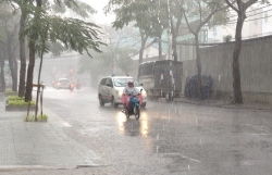 Mưa dông diễn ra ở nhiều nơi, cảnh báo sét và lốc xoáy