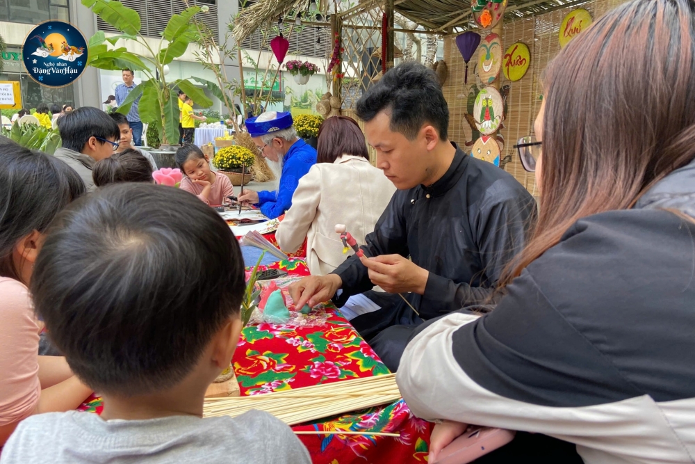 Nghệ nhân Đặng Văn Hậu dạy các bạn nhỏ nặn tò he