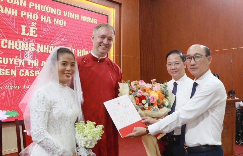 Người nước ngoài đầu tiên làm thủ tục kết hôn ở phường Vĩnh Hưng