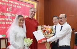 Người nước ngoài đầu tiên làm thủ tục kết hôn ở phường Vĩnh Hưng