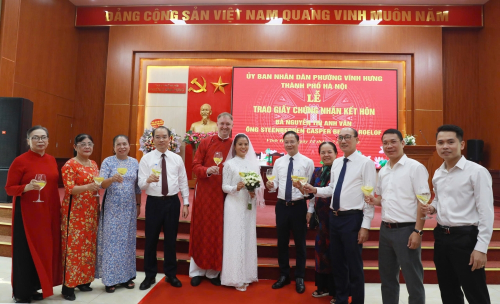 Người dân đầu tiên làm thủ tục đăng ký kết hôn có yếu tố nước ngoài tại phường Vĩnh Hưng