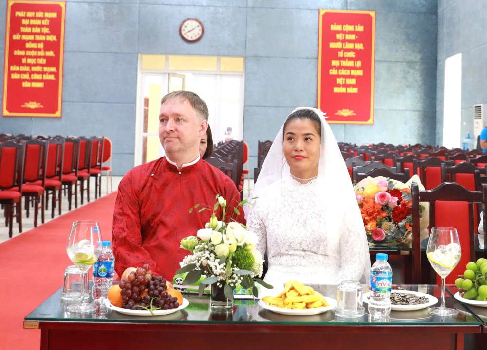 Người dân đầu tiên làm thủ tục đăng ký kết hôn có yếu tố nước ngoài tại phường Vĩnh Hưng