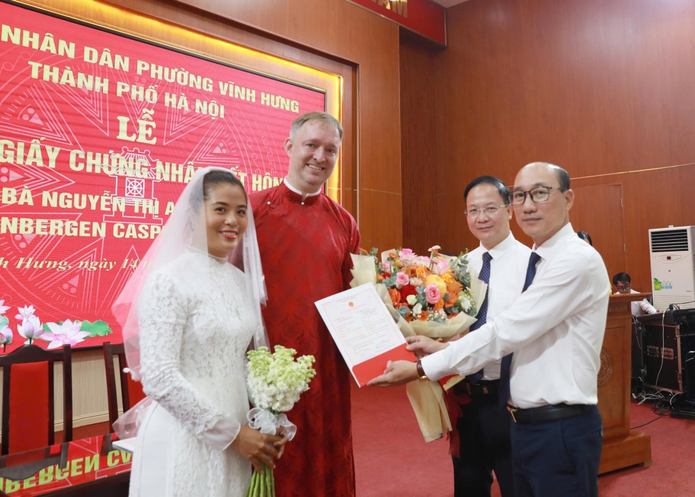 Người dân đầu tiên làm thủ tục đăng ký kết hôn có yếu tố nước ngoài tại phường Vĩnh Hưng