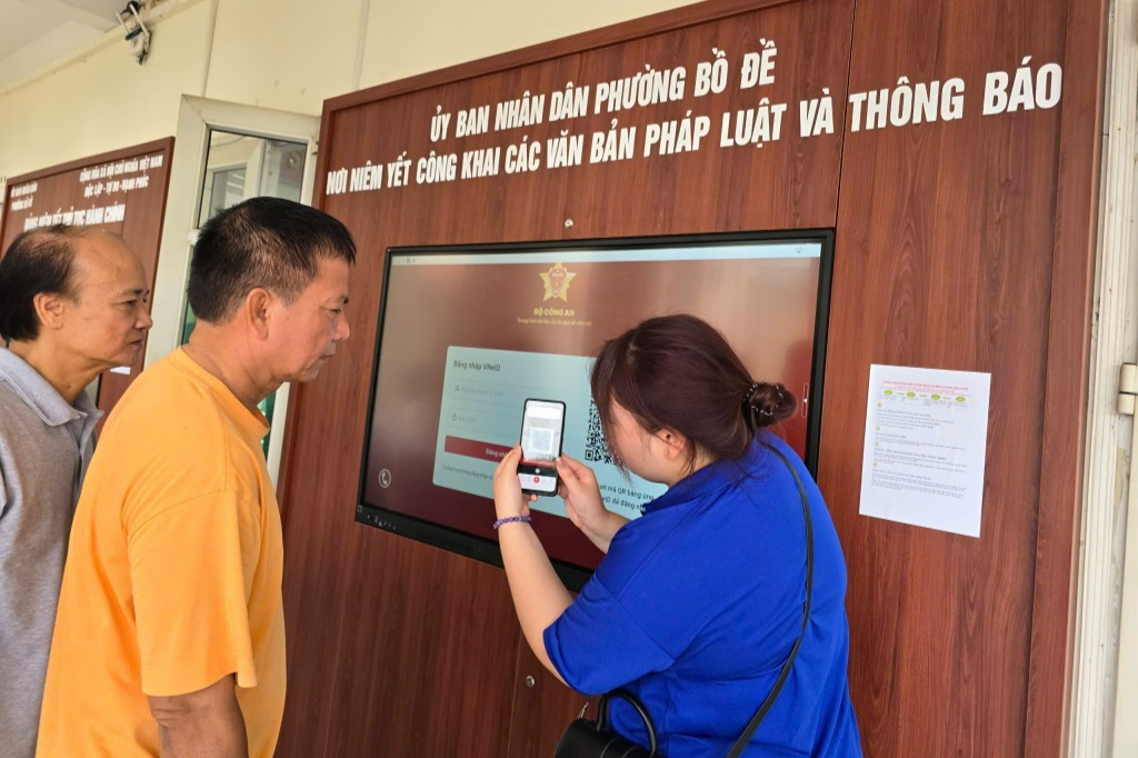 Thanh niên tình nguyện phường Bồ Đề luôn nhiệt tình hỗ trợ người dân