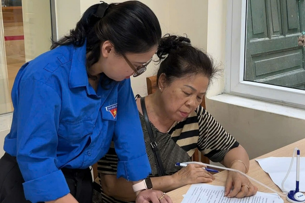 Thủ tục hành chính khó - có thanh niên hỗ trợ