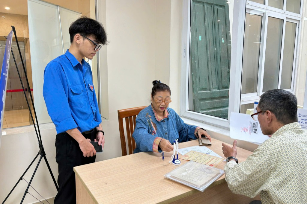Với sự hỗ trợ của các bạn trẻ người dân thực hiện thủ tục hành chính nhanh, gọn hơn