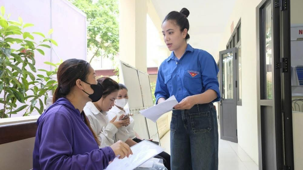 Thủ tục hành chính khó - có thanh niên hỗ trợ