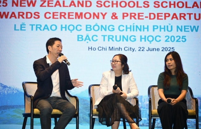 Khi cha mẹ cũng “du học” cùng con…