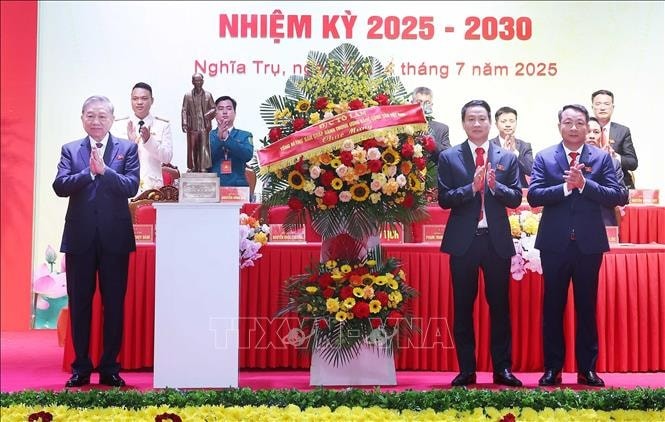 Tổng Bí thư Tô Lâm tặng lẵng hoa chúc mừng Đại hội đại biểu Đảng bộ xã Nghĩa Trụ nhiệm kỳ 2025-2030. Ảnh: Thống Nhất/TTXVN