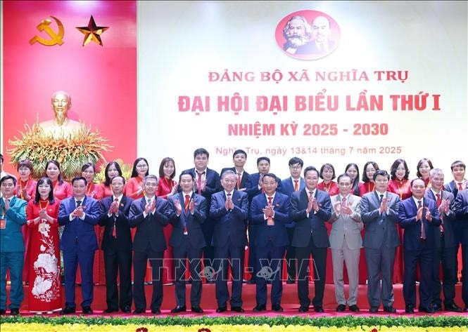 Tổng Bí thư Tô Lâm và đại biểu với Ban Chấp hành Đảng bộ xã Nghĩa Trụ khóa I, nhiệm kỳ 2025-2030. Ảnh: Thống Nhất/TTXVN