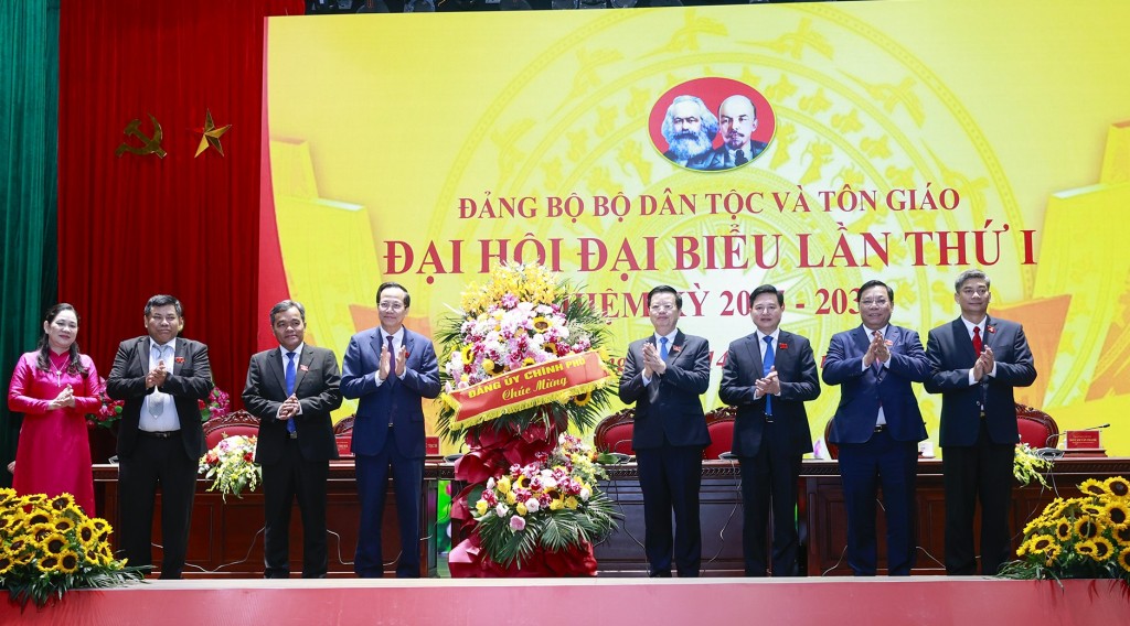 Phó Thủ tướng Mai Văn Chính tặng hoa chúc mừng Đại hội Đại biểu Đảng bộ Bộ Dân tộc và Tôn giáo lần thứ I, nhiệm kỳ 2025-2030 - Ảnh: VGP/Giang Thanh