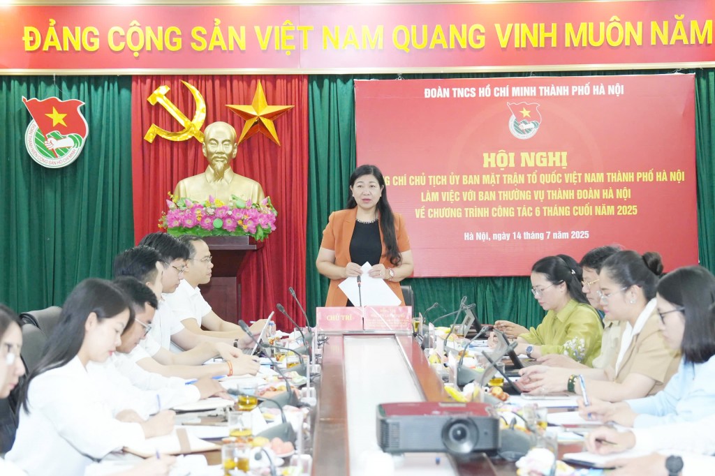 Ủy viên Ban Thường vụ Thành ủy, Chủ tịch Ủy ban Mặt trận Tổ quốc (UBMTTQ) Việt Nam thành phố Hà Nội Nguyễn Lan Hương làm việc với Ban Thường vụ Thành đoàn Hà Nội