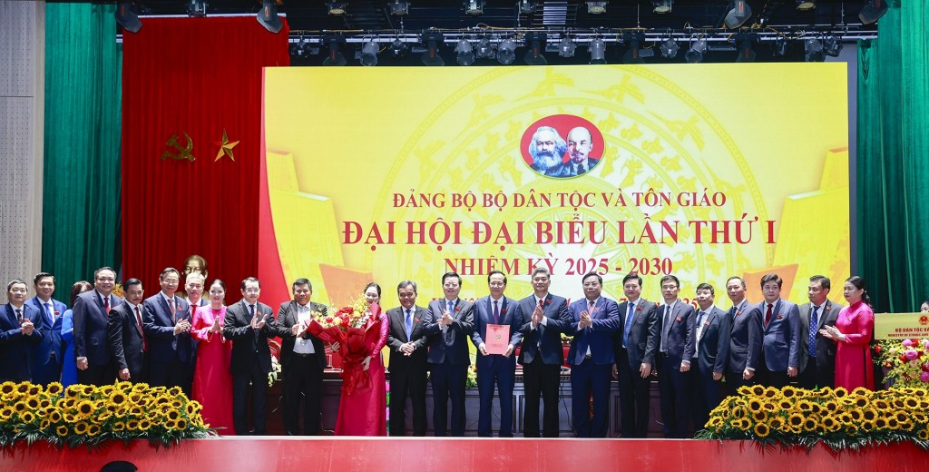 Phó Thủ tướng Mai Văn Chính tặng hoa chúc mừng Ban Chấp hành Đảng bộ Bộ Dân tộc và Tôn giáo - Ảnh: VGP/Giang Thanh