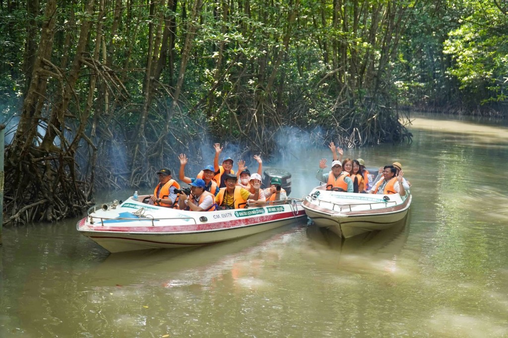 Du khách trải nghiệm tour xuyên rừng tại Vườn Quốc gia Mũi Cà Mau