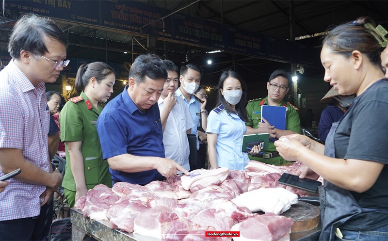 Đoàn kiểm tra liên ngành của phường Đại Mỗ đã tiến hành kiểm tra một số cơ sở kinh doanh thịt lợn trong chợ Phùng Khoang