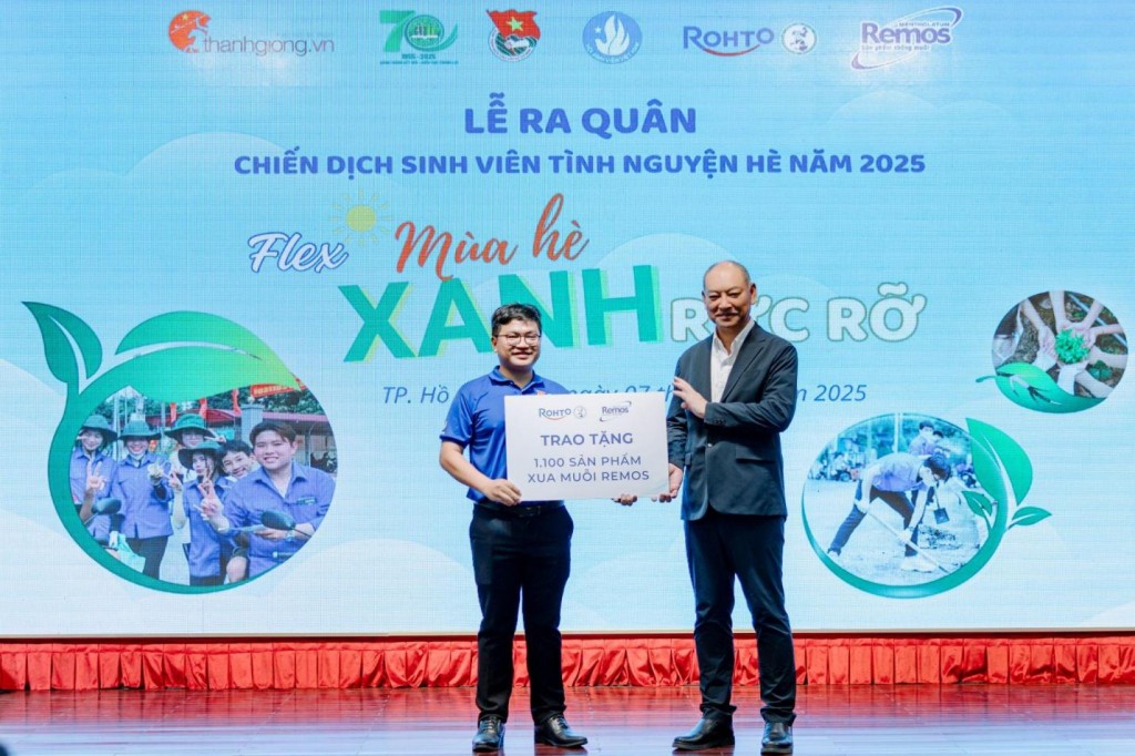 Ông Hirofumi Shiramatsu - đại diện nhãn hàng Remos, công ty TNHH Rohto Mentholatum (Việt Nam) trao tặng sản phẩm Remos cho các tình nguyện viên tham gia chiến dịch tại lễ ra quân