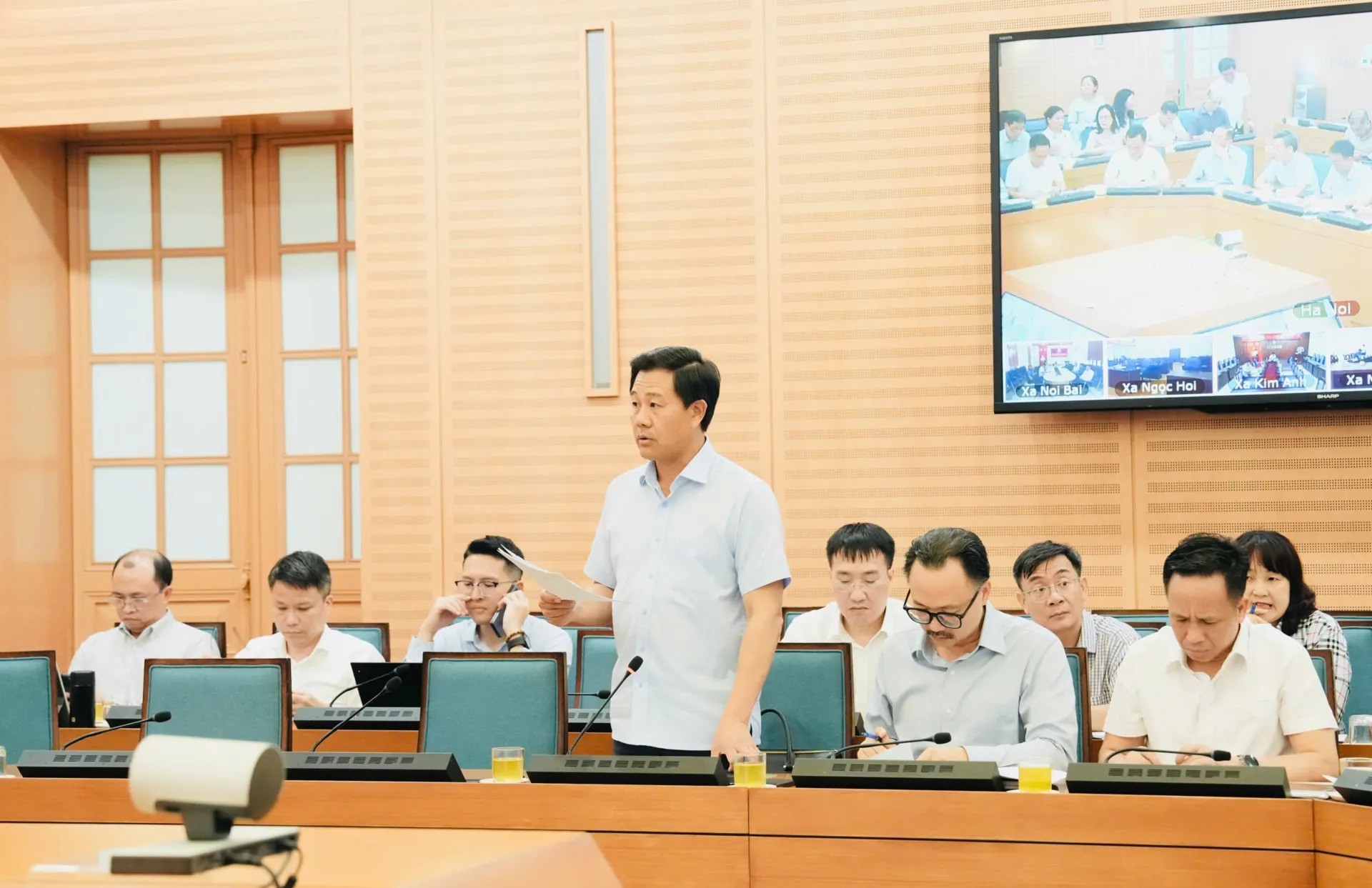 Giám đốc Sở Nông nghiệp và Môi trường Nguyễn Xuân Đại báo cáo tại cuộc họp. Ảnh: Hồng Thái