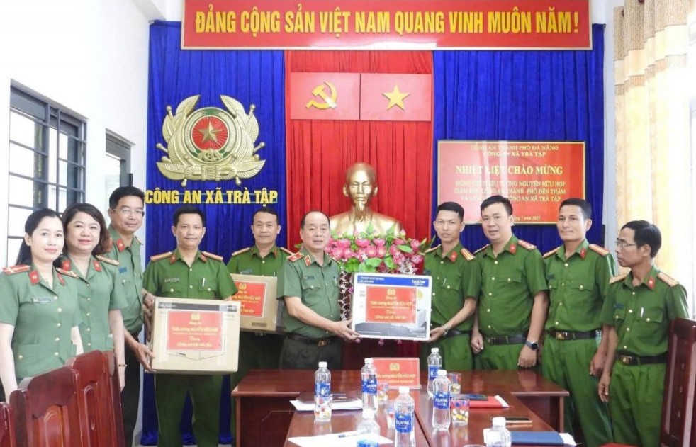 Giám đốc Công an Đà Nẵng thăm, động viên Công an xã Trà Tập