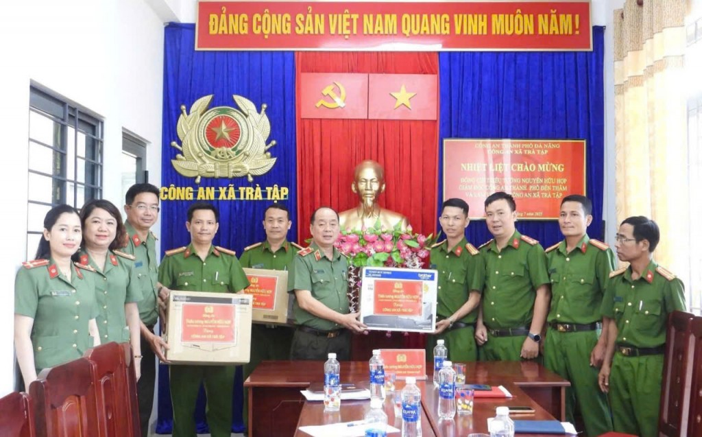 Thiếu tướng Nguyễn Hữu Hợp, Giám đốc Công an thành phố Đà Nẵng, trao tặng 3 bộ máy vi tính cho Công an xã Trà Tập nhằm hỗ trợ công tác chuyên môn và nghiệp vụ.