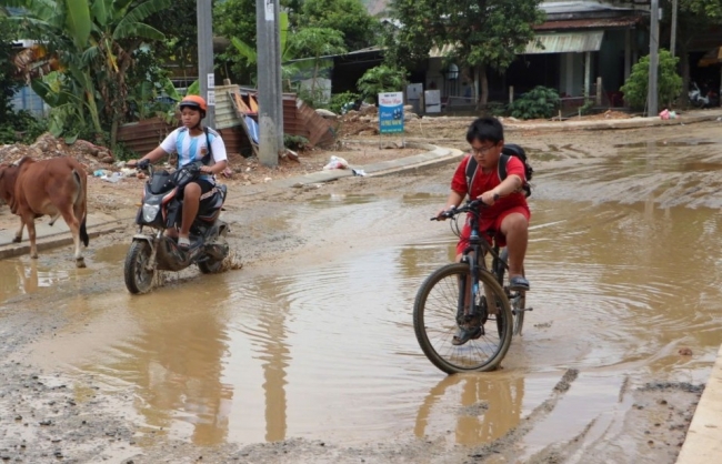Đường thi công ì ạch, dân sống chung với bụi và sình lầy
