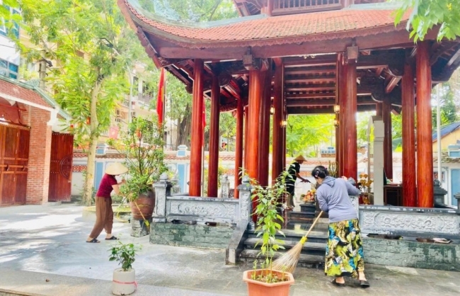 Phụ nữ phường Giảng Võ chỉnh trang Nhà bia tưởng niệm liệt sĩ