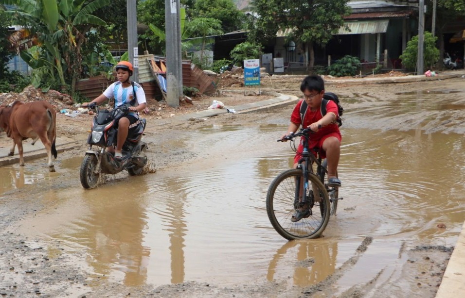 Đường thi công ì ạch, dân sống chung với bụi và sình lầy