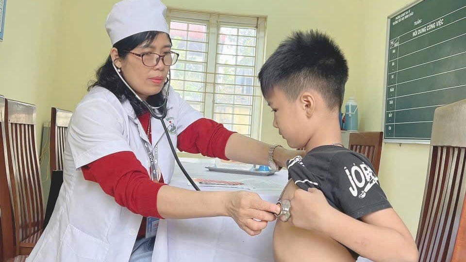 Biệt lập giữa sông Hồng, xã đảo Minh Châu "khát" dịch vụ y tế