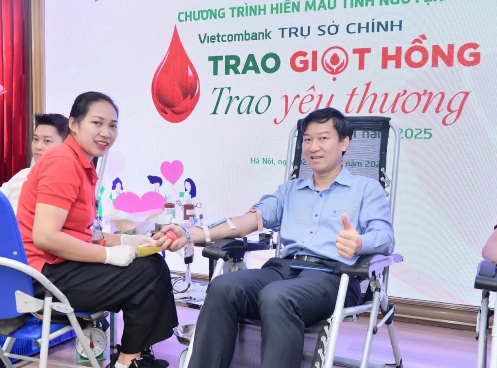 Phó Giám đốc Khối phụ trách Khối Vốn và Thị trường Vũ Quang Đông tham gia chương trình hiến máu tình nguyện