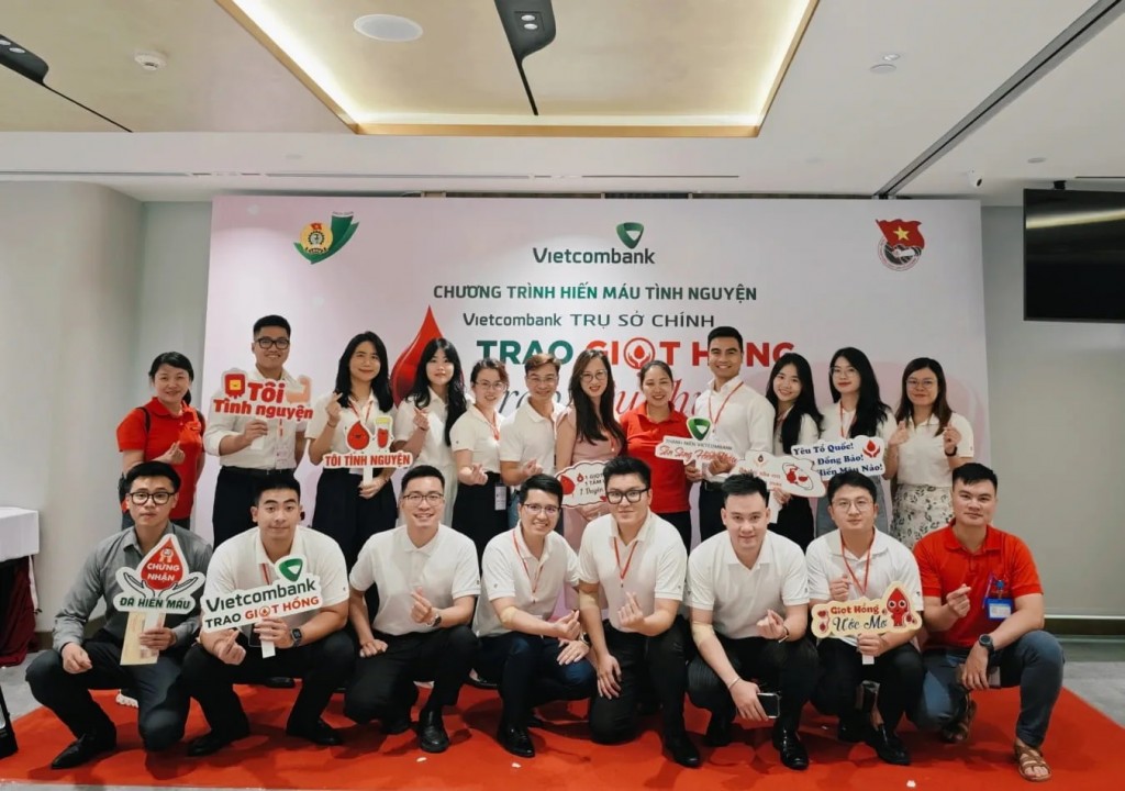 Đại diện Ban tổ chức và các kỹ thuật viên của Viện Huyết học - Truyền máu Trung ương chụp ảnh lưu niệm