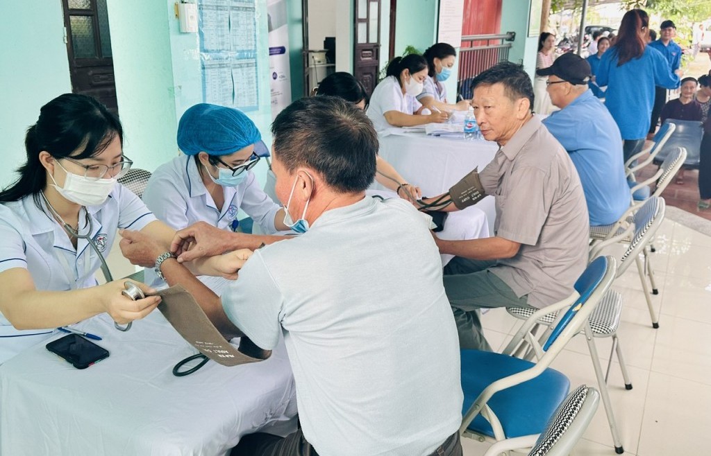 Hơn 600 người có công, thân nhân liệt sĩ được khám bệnh thiện nguyện