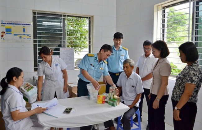 Khám sức khỏe miễn phí cho người có công tại phường Tùng Thiện