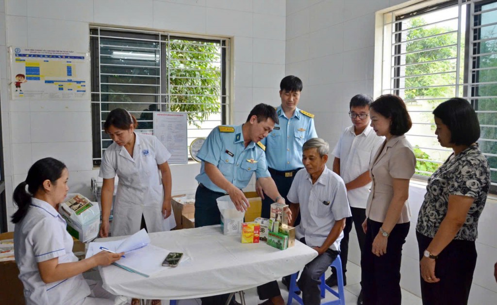 Khám sức khỏe miễn phí cho người có công tại phường Tùng Thiện