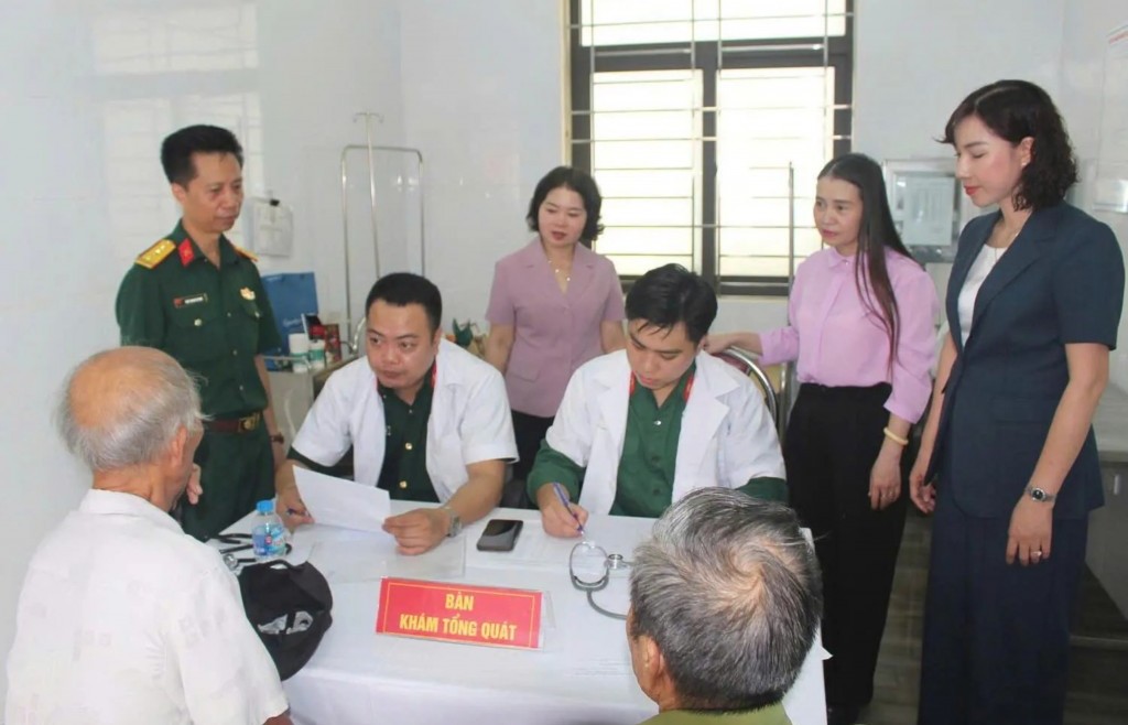 Cấp phát thuốc và tặng quà cho 200 đối tượng chính sách