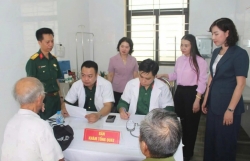 Cấp phát thuốc và tặng quà cho 200 đối tượng chính sách