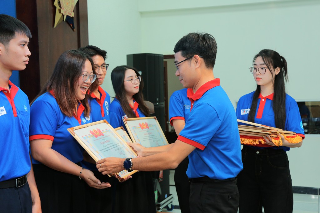 Giám đốc Trung tâm Hỗ trợ học sinh, sinh viên TP Hồ Chí Minh Lê Xuân Dũng thông tin về kết quả chương trình Tiếp sức mùa thi năm 2025