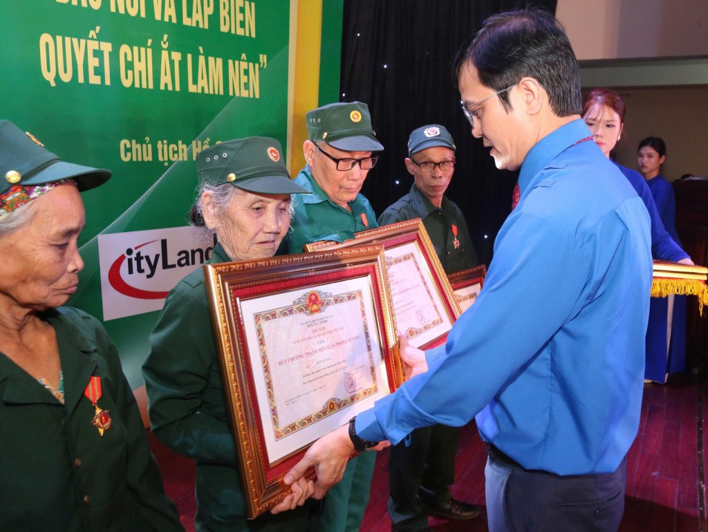 Anh Bùi Quang Huy - Phó Chủ tịch UBTƯ MTTQ Việt Nam, Bí thư thứ nhất T.Ư Đoàn và bà Hà Thị Nga - Phó Chủ tịch UBTƯ MTTQ Việt Nam cùng trao Huy chương TNXP vẻ vang của Chủ tịch nước cho cựu TNXP đã có thành tích trong kháng chiến, bảo vệ Tổ quốc.