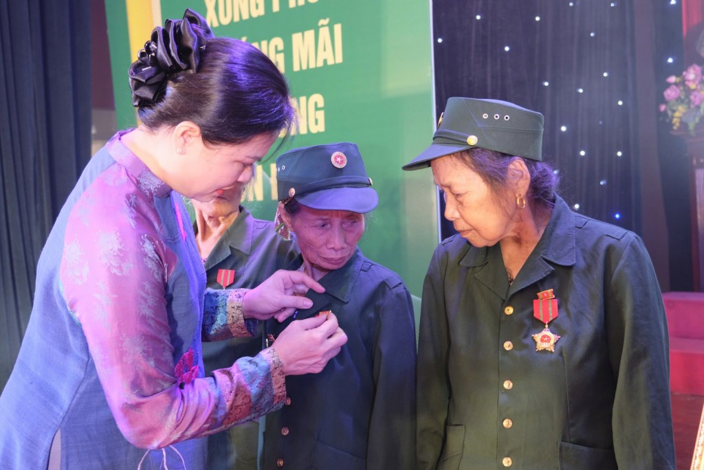 Anh Bùi Quang Huy - Phó Chủ tịch UBTƯ MTTQ Việt Nam, Bí thư thứ nhất T.Ư Đoàn và bà Hà Thị Nga - Phó Chủ tịch UBTƯ MTTQ Việt Nam cùng trao Huy chương TNXP vẻ vang của Chủ tịch nước cho cựu TNXP đã có thành tích trong kháng chiến, bảo vệ Tổ quốc.