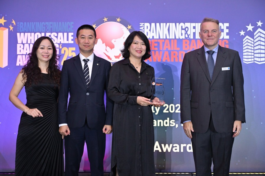 Đại diện Vietcombank nhận giải “Sáng kiến Quản lý rủi ro của năm” cho phân khúc Ngân hàng Bán lẻ