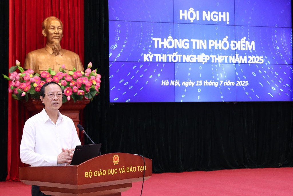 Thứ trưởng Bộ GD&ĐT Phạm Ngọc Thưởng phát biểu tại hội nghị