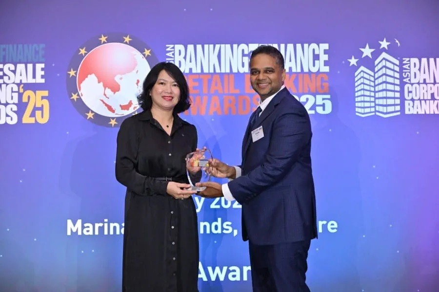 Bà Nguyễn Thị Hồng Vân – Giám đốc Khối Pháp chế và Tuân thủ của Vietcombank nhận giải “Sáng kiến Quản lý rủi ro của năm” cho phân khúc Ngân hàng Bán buôn
