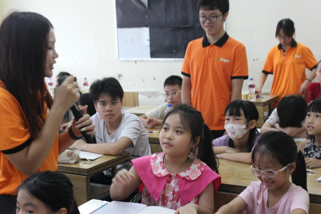 Các tình nguyện viên mang đến cho các em những giờ học bổ ích 