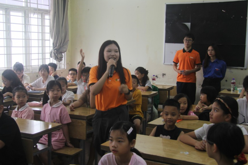 Lớp học tiếng Anh rộn tiếng cười, hè thêm ý nghĩa