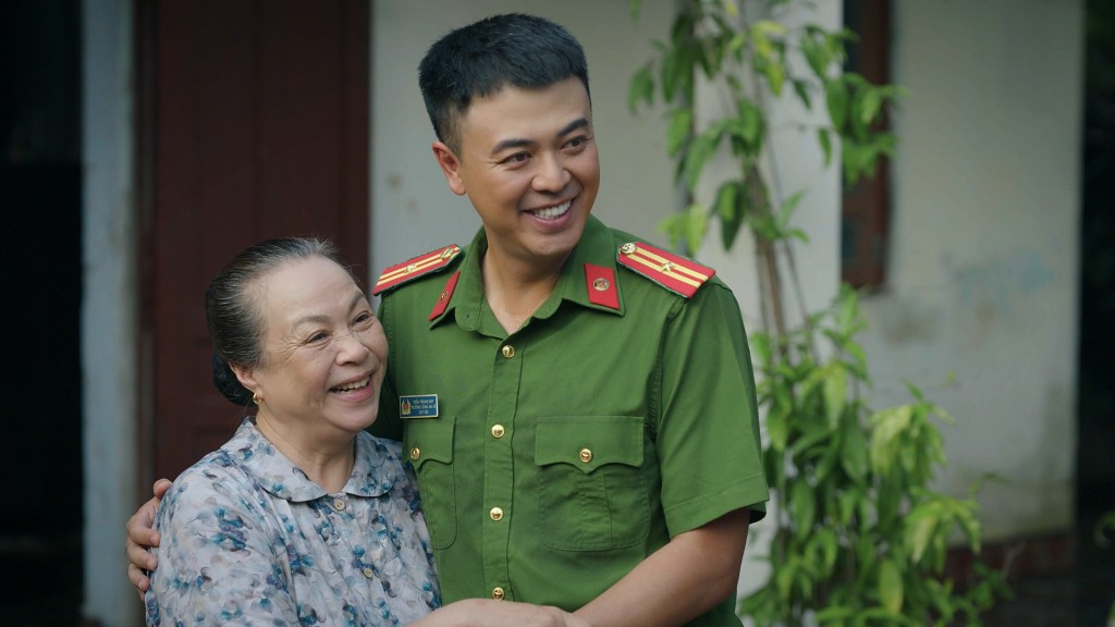 Tuấn Tú vào vai chiến sĩ công an xã
