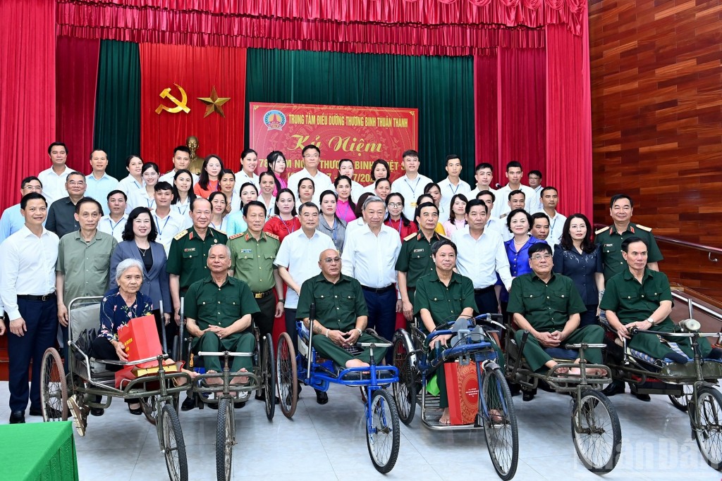Tổng Bí thư Tô Lâm với các thương binh nặng và các đại biểu