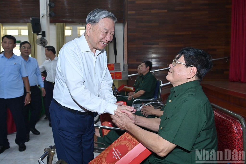 Tổng Bí thư Tô Lâm tặng quà thương binh nặng tại Trung tâm Điều dưỡng thương binh Thuận Thành (phường Ninh Xá, tỉnh Bắc Ninh)