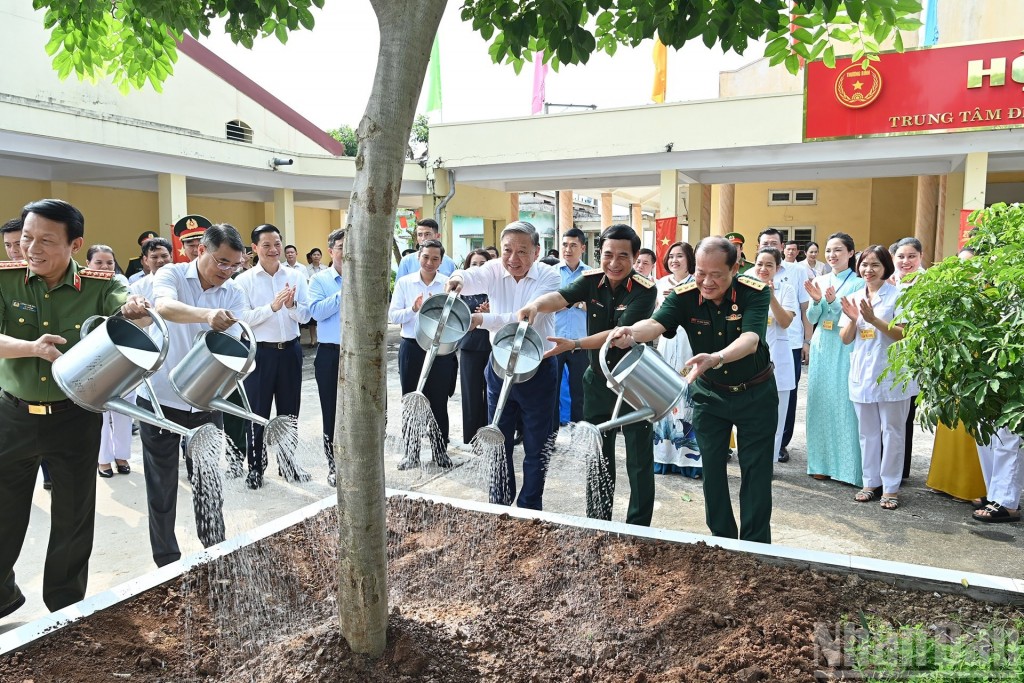 Tổng Bí thư Tô Lâm và Đoàn công tác Trung ương trồng cây lưu niệm tại Trung tâm Điều dưỡng thương binh Thuận Thành (phường Ninh Xá, tỉnh Bắc Ninh).