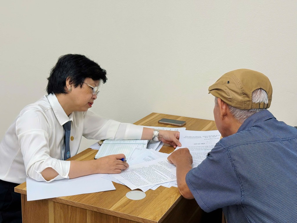 Công chức Hà Nội mô hình chính quyền hai cấp sẵn sàng hướng dẫn người dân khi họ gặp khó khăn trong quá trình làm thủ tục hành chính
