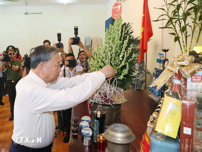 Tổng Bí thư Tô Lâm dâng hương tưởng niệm các Anh hùng liệt sỹ tại Trung tâm Điều dưỡng thương binh Thuận Thành. (Ảnh: Thống Nhất/TTXVN)